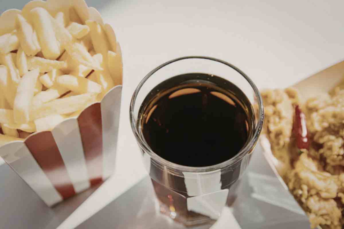 La questione non è limitata a una singola catena o a un singolo Paese. Il punto è più ampio e riguarda le abitudini quotidiane.