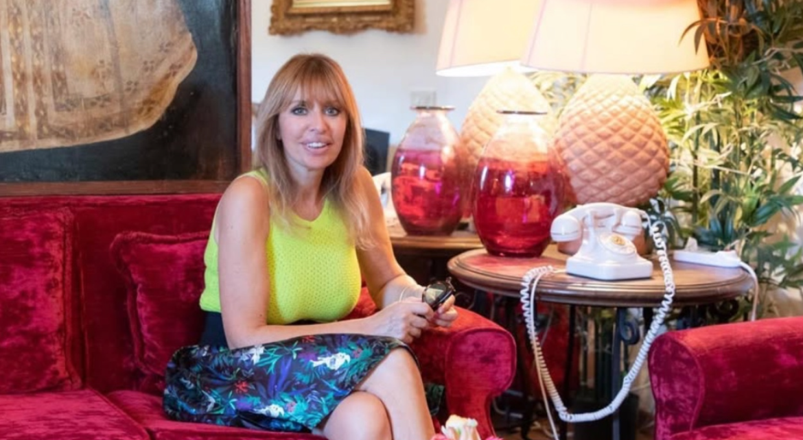 Alessandra Mussolini nel suo salotto