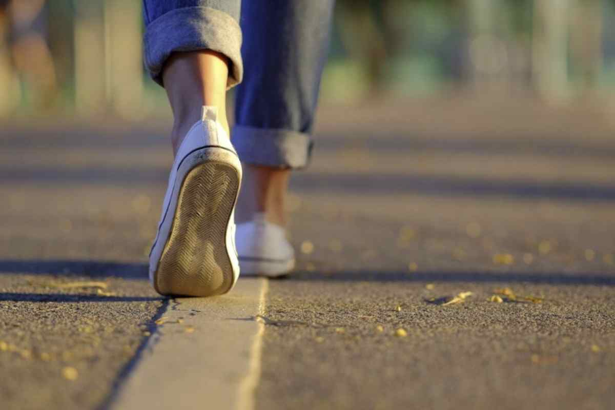 Uno degli aspetti più interessanti riguarda proprio la percezione del tempo. Chi mantiene un’andatura sostenuta tende a considerarlo una risorsa concreta