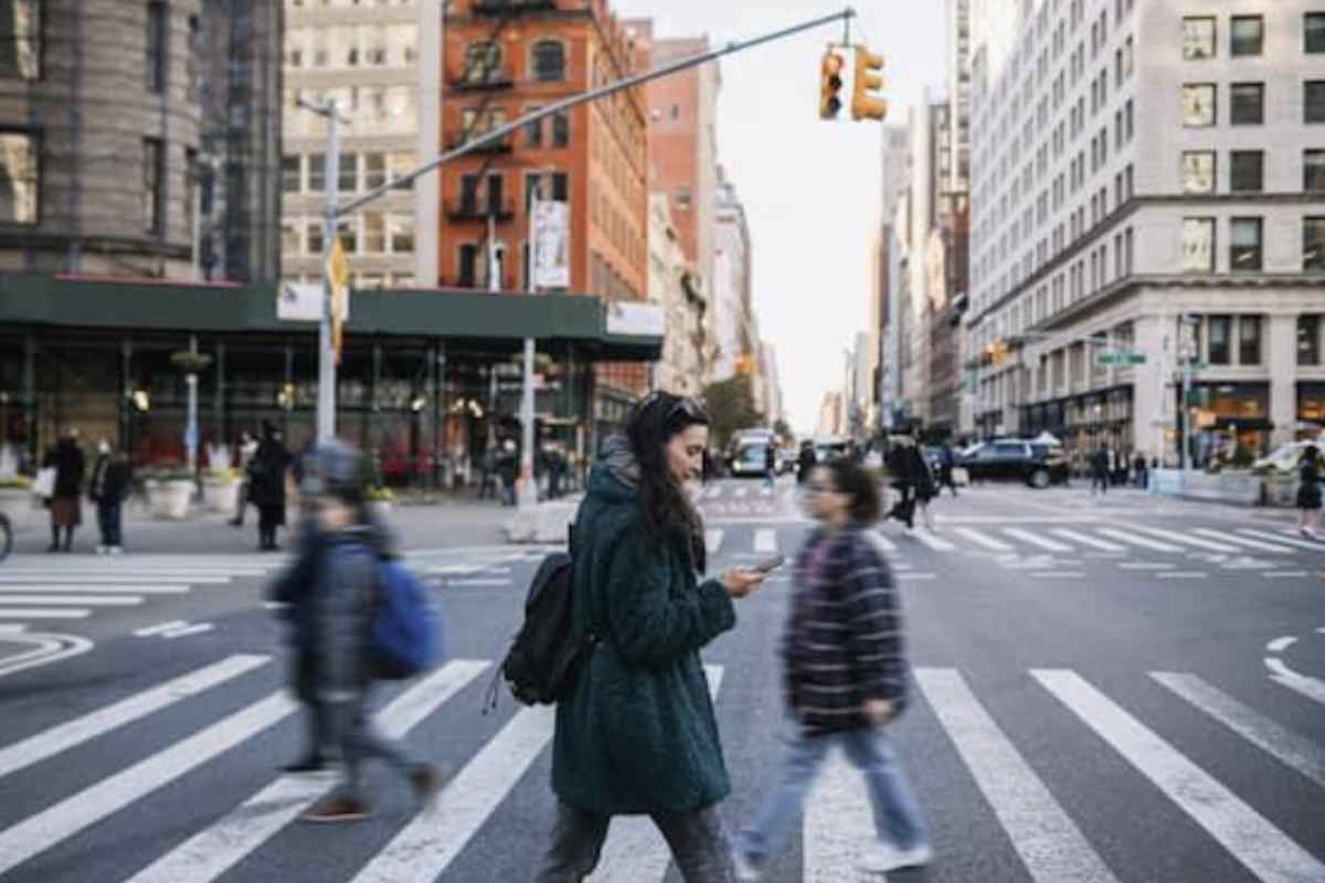 Succede ogni giorno, sui marciapiedi delle città o nei viali più tranquilli: c’è sempre qualcuno che sembra avere un ritmo diverso