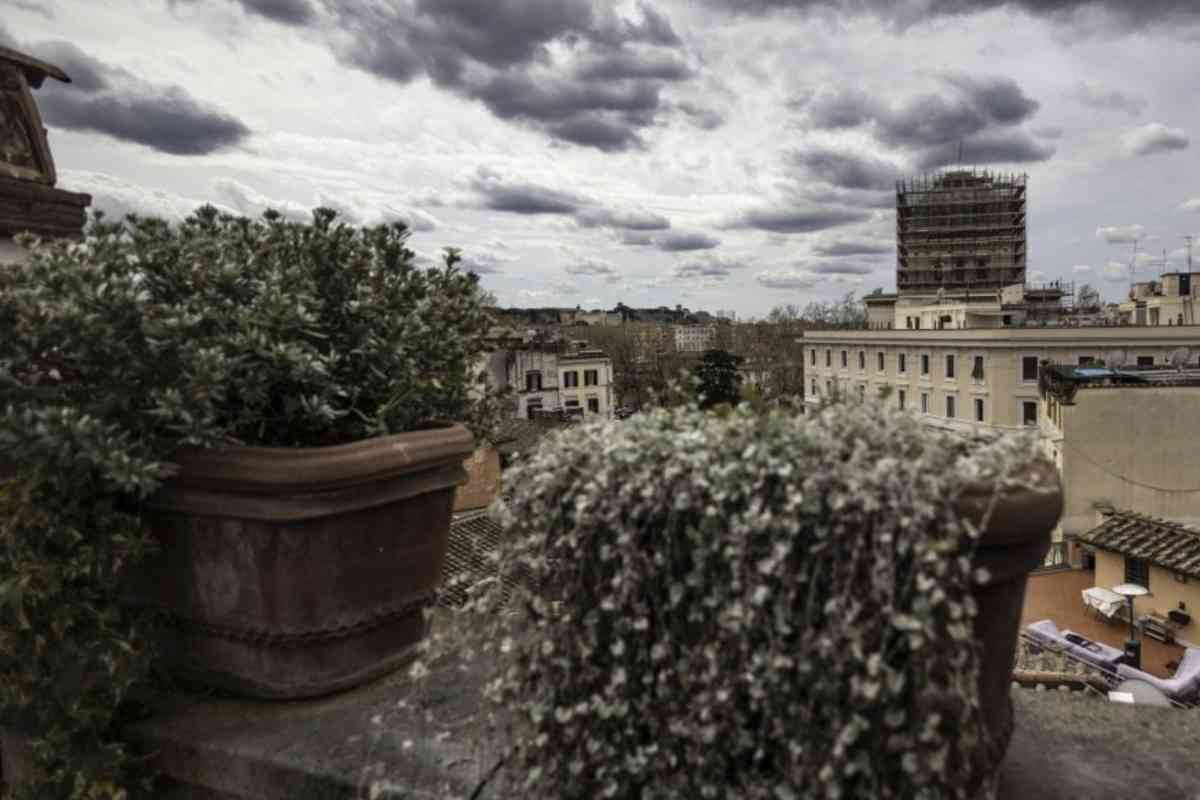 L’appartamento è condiviso con Enrico Mentana, compagno della conduttrice, e rappresenta uno spazio di equilibrio tra vita privata e lavoro.