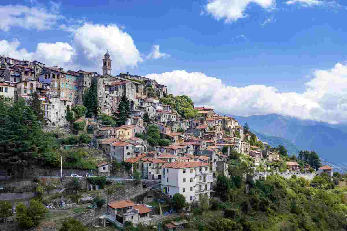 Arrivati in quota, lo scenario cambia radicalmente. Il paesaggio si apre su distese verdi e fioriture spontanee che tra primavera