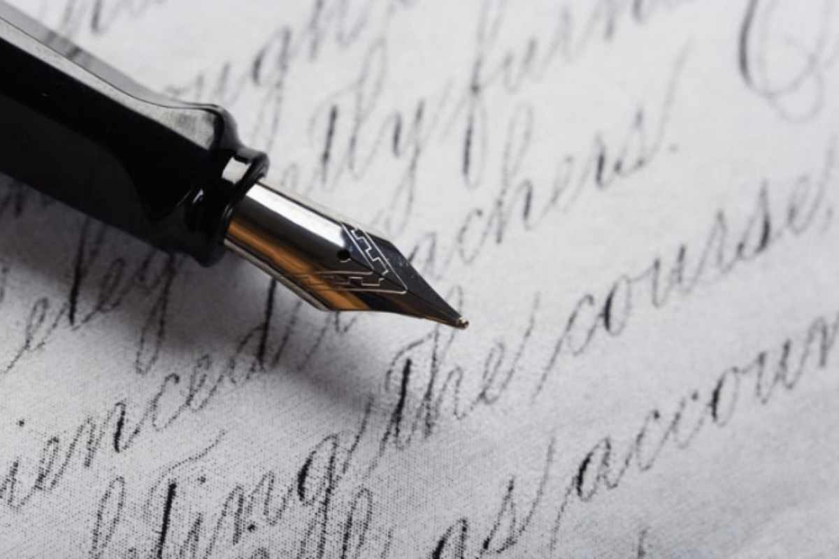 Nonostante la rapida evoluzione della tecnologia, scrivere a mano conserva ancora un valore unico e sorprendente, soprattutto nel contesto