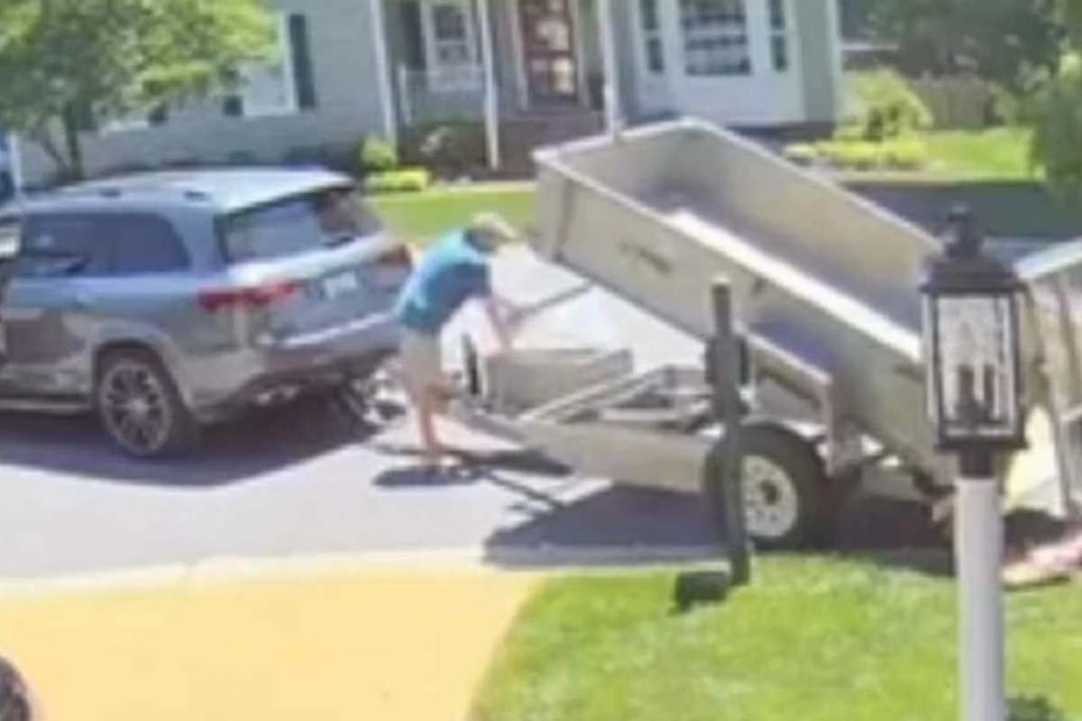 uomo paga alimenti video virale